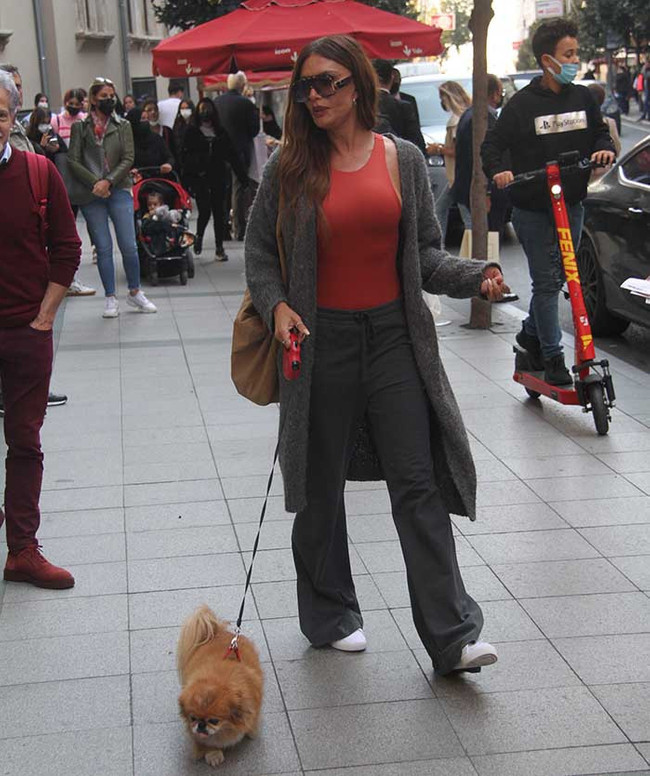 Sevda Demirel, alışverişe sütyensiz çıktı! - Resim : 1