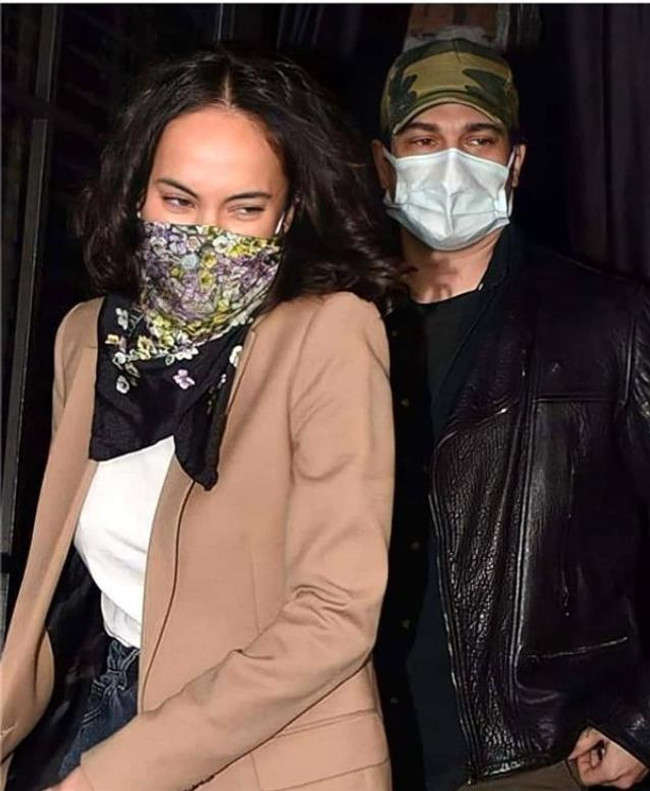 Duygu Sarışın'la ayrılan Çağatay Ulusoy, ünlü oyuncuyla sarmaş dolaş eğlendi - Resim : 1