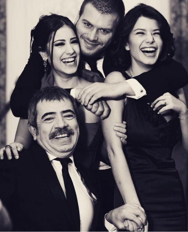 Hazal Kaya'dan Aşk-ı Memnu paylaşımı: İyi ki bir araya gelmişiz, sizsiz olmazmış! - Resim : 1