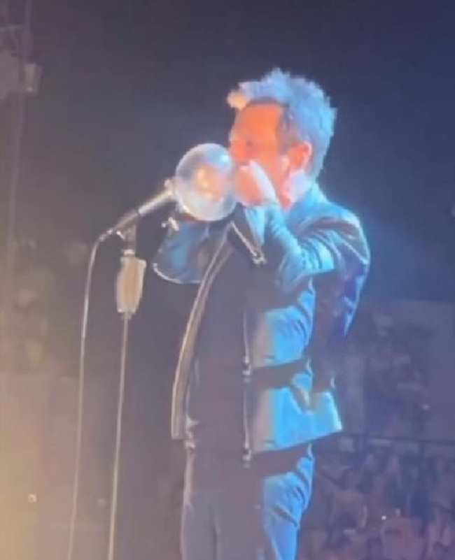 Teoman, konser esnasında önce ruj sürdü sonra kondom şişirip seyircilere attı - Resim : 1