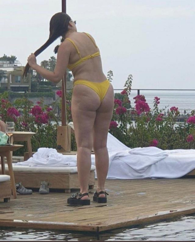 Duygu Özaslan’dan olay şezlong pozu! Fiziğiyle tam not aldı… - Resim : 2
