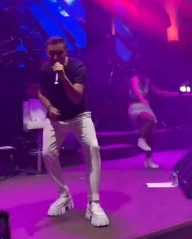 Mustafa Sandal ayakkabılarıyla gündem oldu! Eleştiri yağmuruna tutuldu - Resim : 1