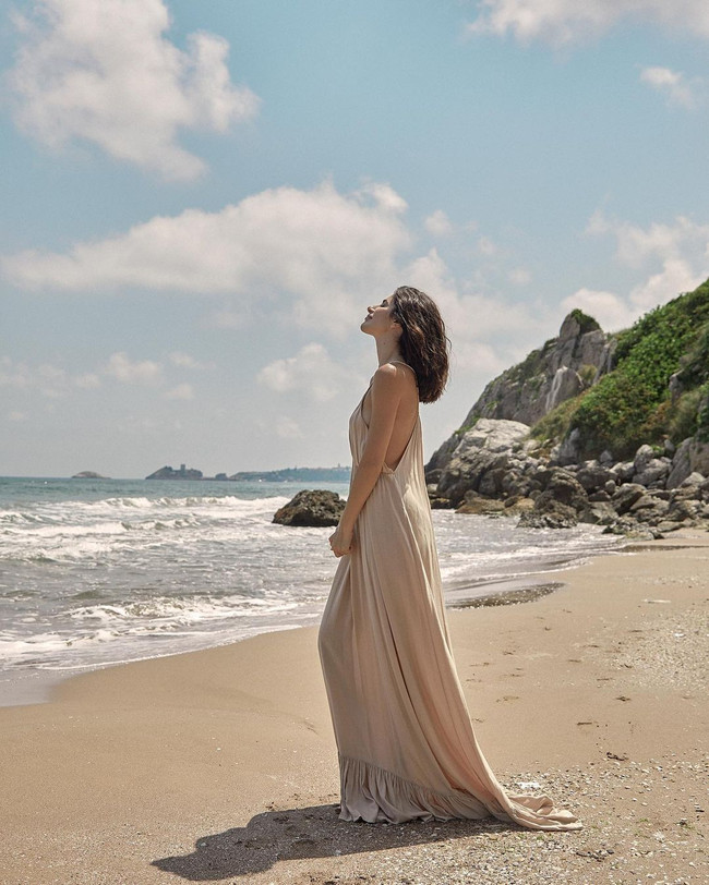 Nesrin Cavadzade’nin kumsal pozları olay oldu! O detay gözden kaçmadı… - Resim : 1