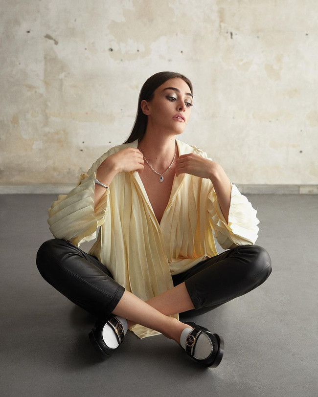 Esra Bilgiç yaptıklarıyla set ekibini bezdirdi! - Resim : 4