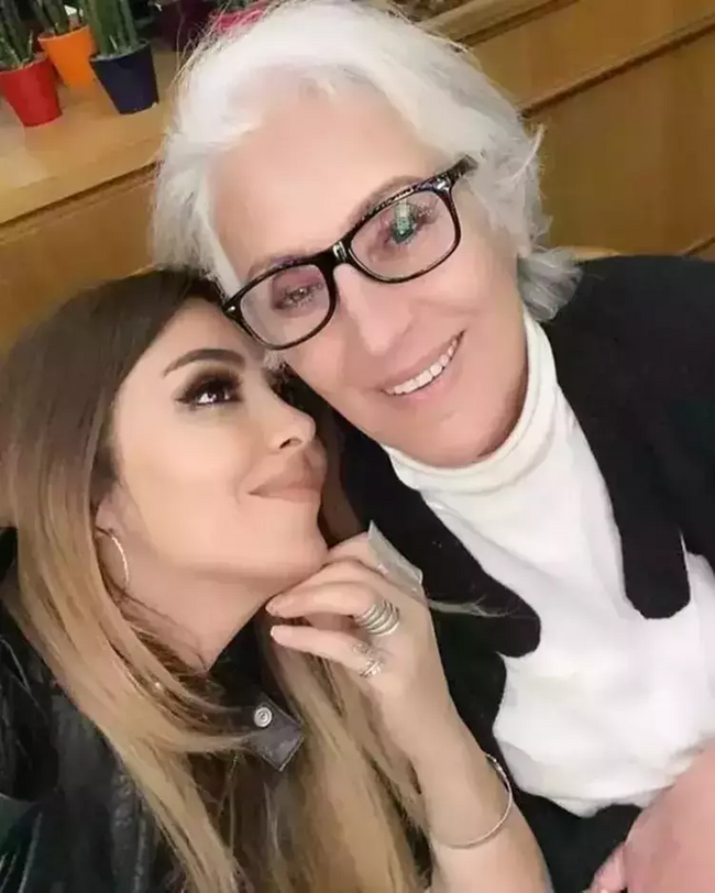 Cenazede baygınlık geçirdi! Aslı Hünel ile Saruhan Hünel'den annelerine veda... - Resim : 1