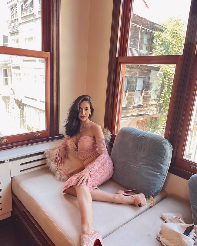 Survivor Berna Keklikler ‘iki erkeğin mağduru’ oldu! Taksi beklerken…