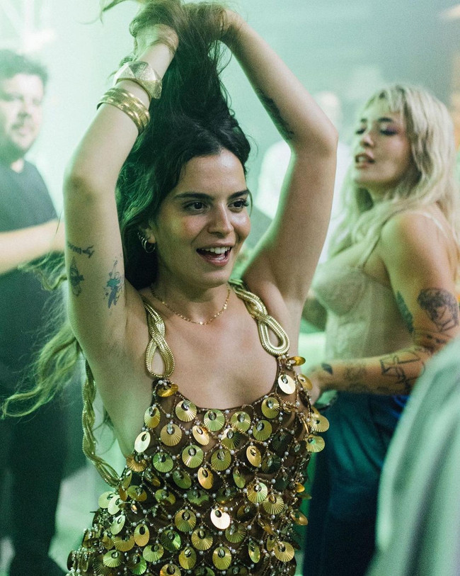 Aslı Bekiroğlu mini elbisesiyle adeta şov yaptı! Beğeni yağdı… - Resim : 1