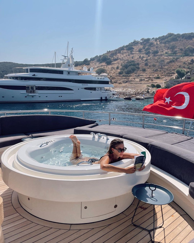 Bodrum yanarken lüks yatta jakuzi keyfi yaptı! Şeyma Subaşı'na tepki yağdı - Resim : 4