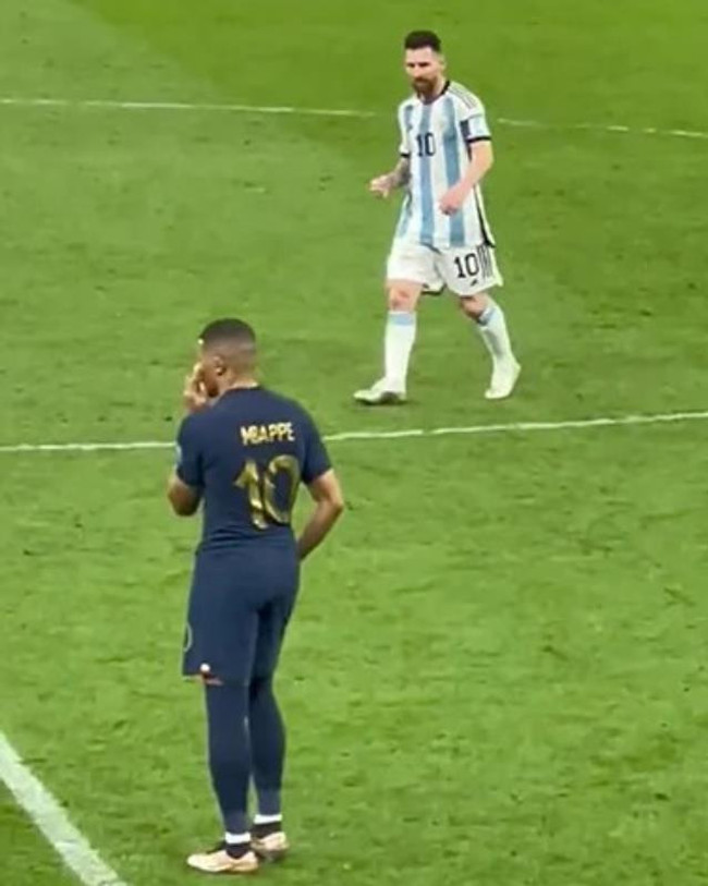 Mbappe ile artık düşmanlar! Manidar oyuncak Messi'yi kahkahaya boğdu - Resim : 1