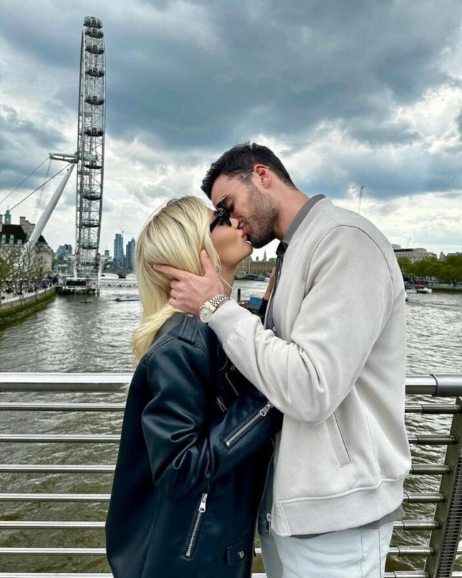 İrem Derici'den dudak dudağa aşk pozu - Resim : 1