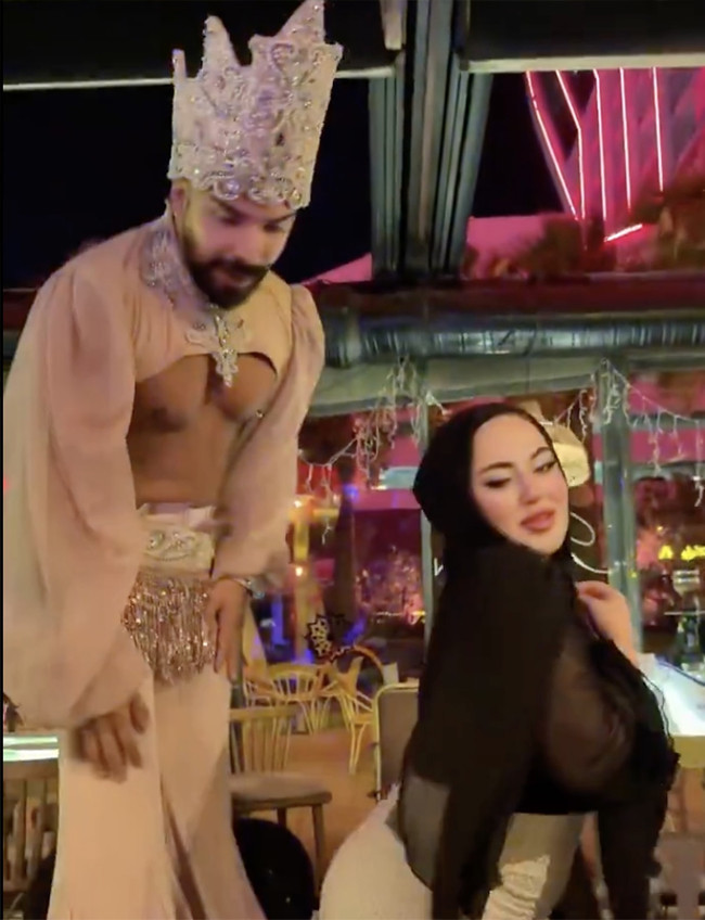 Görüntüler sosyal medyada yayılınca! Tesettürlü kadının zenneyle dansına gözaltı - Resim : 1