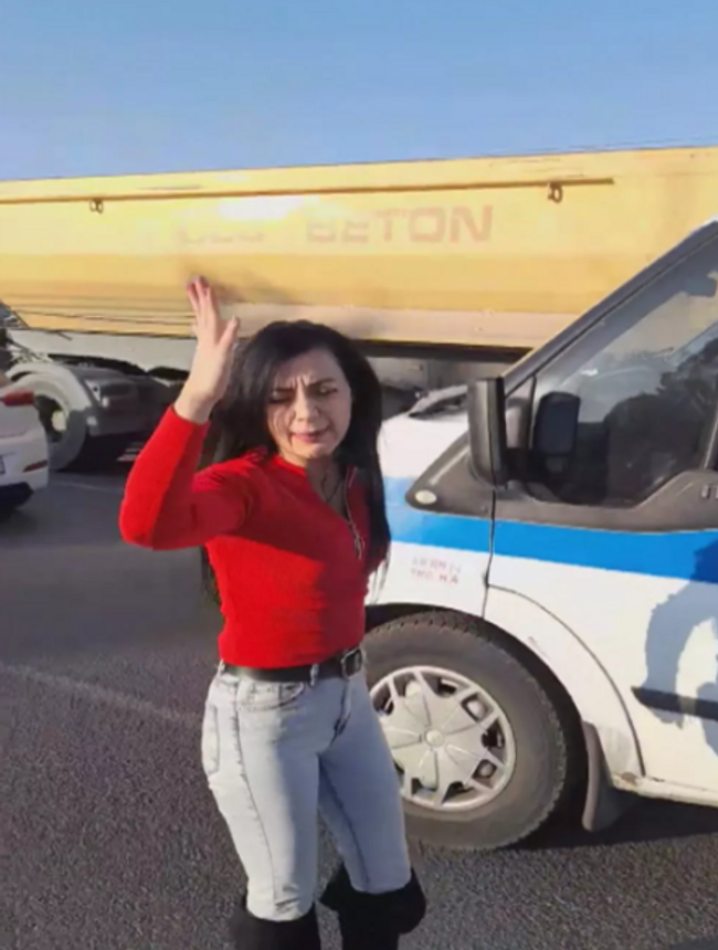 Kucağında bebekle ambulans şoförünü bıçakladı! 'Taciz ettiniz sapıksınız' Trafikte dehşet anları - Resim : 2