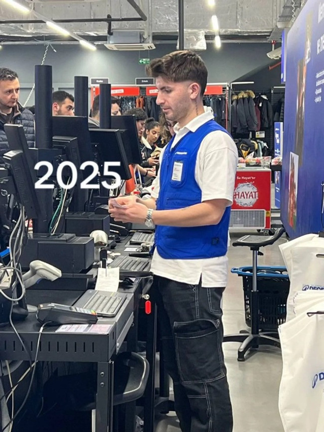 Fenerbahçe’de futbolcuydu: Kasiyer oldu! Mağazada görüntülendi… - Resim : 1