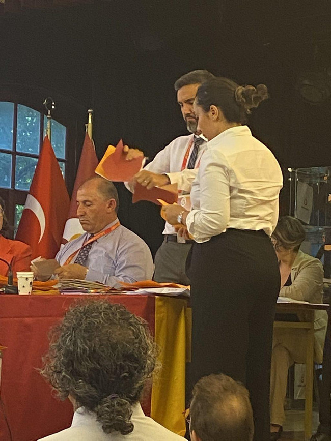 Galatasaray'da Burak Elmas'ın kullandığı oy şaşkınlık yarattı! Sayım sırasında yırtıp attılar - Resim : 1