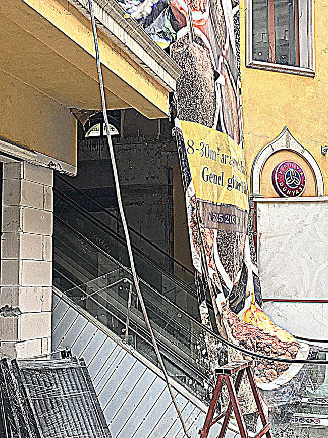 AVM'de skandal görüntü: Yürüyen merdiven için kiriş kestiler! - Resim : 4