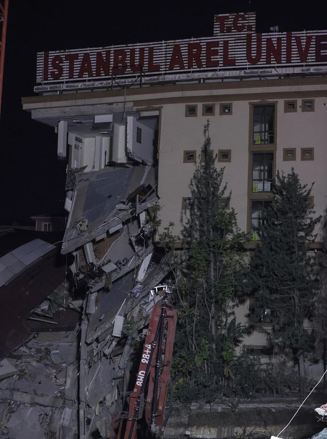 İstinat duvarı çöktü! Arel Üniversitesi'nin binası hasar gördü! - Resim : 2