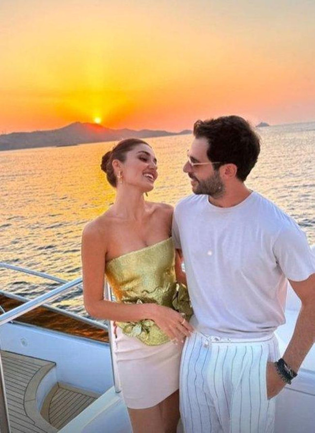 Hande Erçel ve Hakan Sabancı'dan romantik poz - Resim : 1