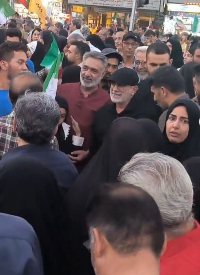 İsrail 'öldürdük' demişti... İranlı komutan zafer kutlamasına katıldı! - Resim : 1