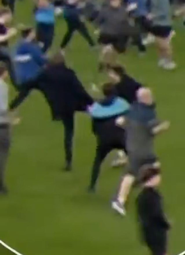 Dünya, Premier Lig'i konuşuyor! Saha savaş alanına döndü, ünlü hoca taraftarı tekmeledi - Resim : 4