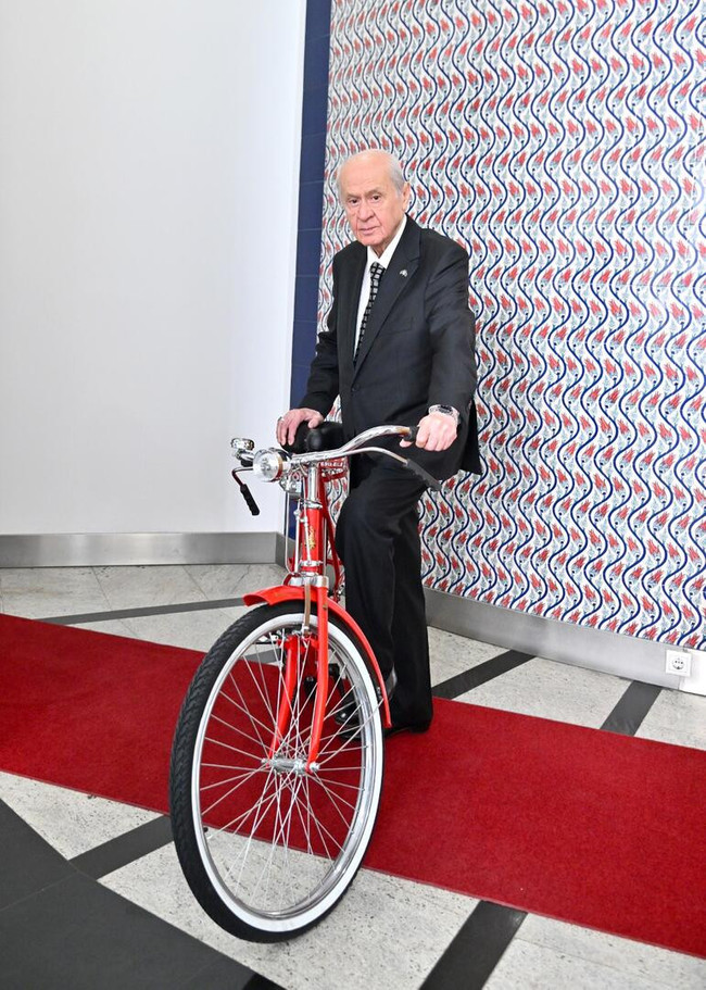 MHP Genel Başkanı Devlet Bahçeli'den bisikletli poz - Resim : 1