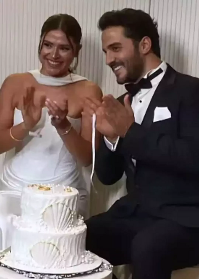 Survivor Ayşe Yüksel evlilik yolunda ilk adımı attı! İşte nişandan kareler - Resim : 3