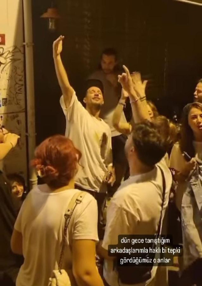 Uraz Kaygılaroğlu sokakta şarkı söylerken bir anda şoka uğradı! - Resim : 2