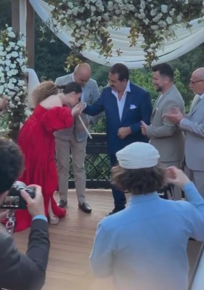 Dilan Çıtak Tatlıses'in nişanında dikkat çeken anlar! İbrahim Tatlıses, damadına elini öptürmedi - Resim : 3