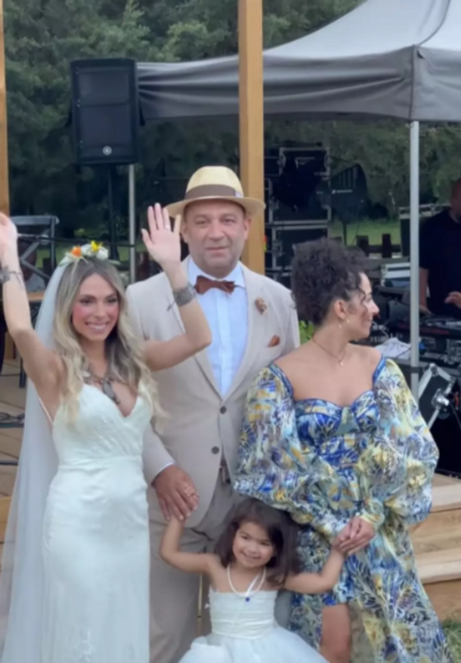 Arka Sokaklar'ın Mesut'u Şevket Çoruh 5 yıllık eşiyle düğün yaptı! - Resim : 1