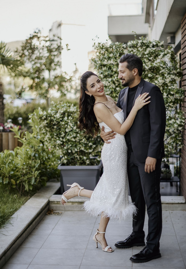 Oyuncu ve şarkıcı Öykü Gürman evlilik yolunda ilk adımı attı! - Resim : 2