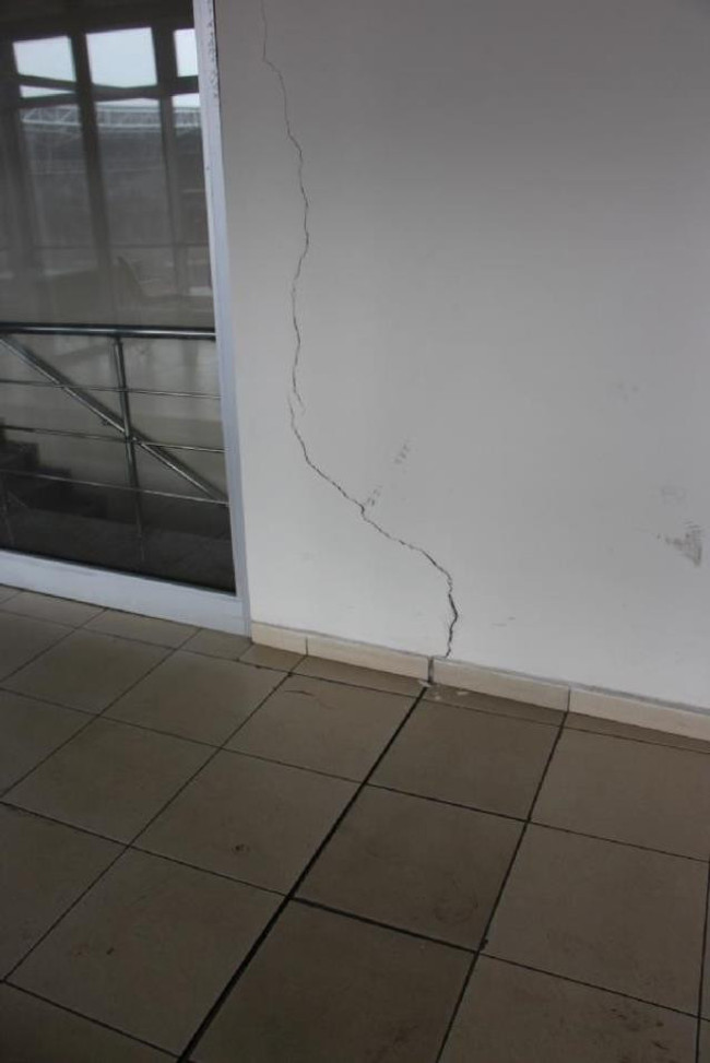 Milli maç öncesi korkutan görüntü! Son teknolojiyle yapılan stadın duvarları çatladı - Resim : 4