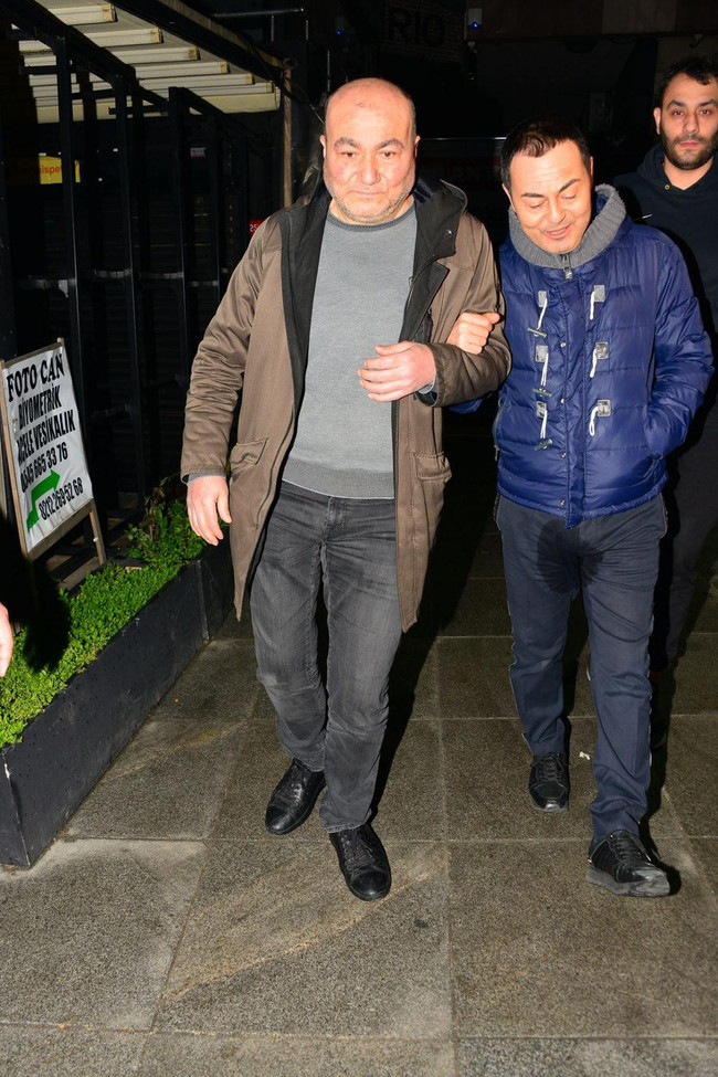 Ünlü şarkıcı Serdar Ortaç'ın zor anları! Pantolonundaki ıslaklık şoke etti - Resim : 1