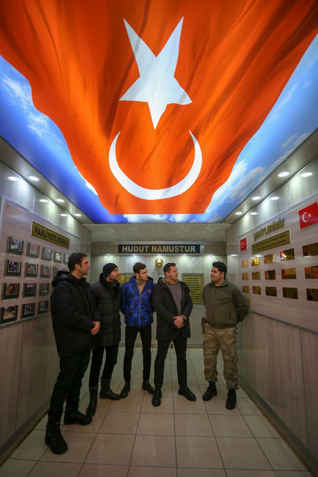 Söz dizisi oyuncuları Hakkari Dağlıca’da Mehmetçik’le buluştu! - Resim : 3