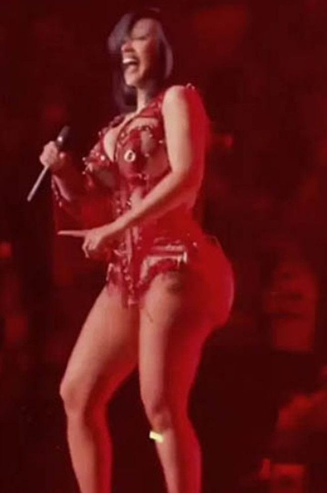 Cardi B, sahnede sandalyeden düştü: Trump yönetimine göndermesi gündem oldu! - Resim : 2