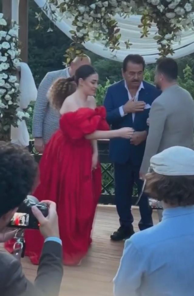 Dilan Çıtak Tatlıses'in nişanında dikkat çeken anlar! İbrahim Tatlıses, damadına elini öptürmedi - Resim : 1