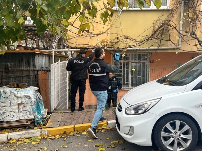 İstanbul'da bir kadın çocuklarıyla beraber balkondan atladı - Resim : 1