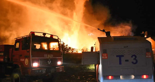 Samsun’da kereste fabrikası alev alev yandı! Yangına polis TOMA’ları da müdahale etti - Resim : 3