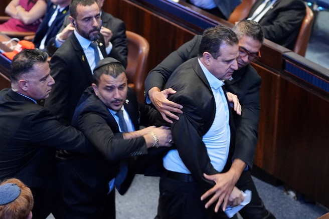 İsrail meclisinde Trump'a soykırım protestosu: Konuşurken "Filistin'i tanıyın" pankartı açtılar - Resim : 1