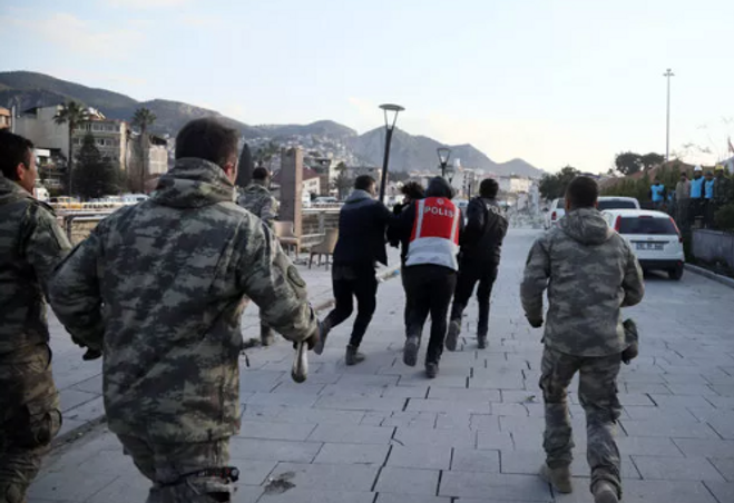 Hatay'da mağazaya hırsızlık için giren kişiyi arama kurtarma ekipleri yakaladı - Resim : 1