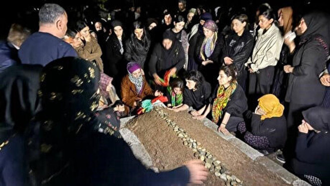 DEM Milletvekili Zeynep Oduncu, PKK'lı teröristin tabutunu taşıdı - Resim : 1