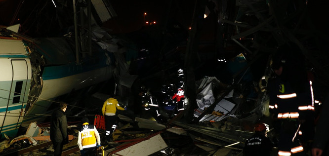 Ankara'da YHT kazası! Vali Vasip Şahin: İlk belirlemelere göre 46 yaralı 9 ölü var! - Resim : 1