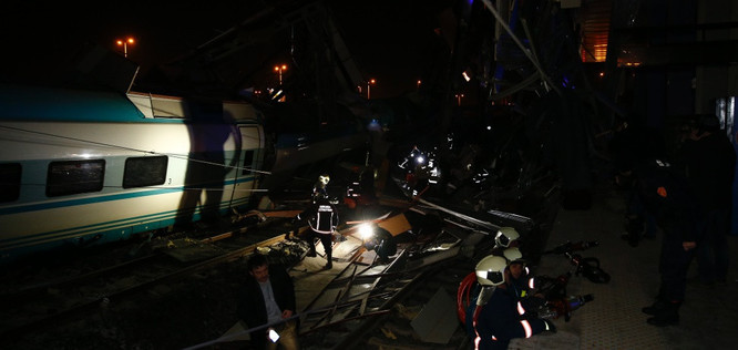 Ankara'da YHT kazası! Vali Vasip Şahin: İlk belirlemelere göre 46 yaralı 9 ölü var! - Resim : 6
