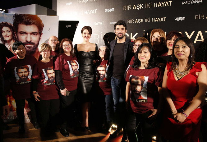 ‘Bir Aşk İki Hayat’ı herkesten önce hayranlarıyla izlediler! - Resim : 1