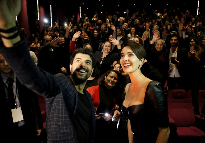 ‘Bir Aşk İki Hayat’ı herkesten önce hayranlarıyla izlediler! - Resim : 2