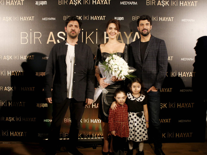 ‘Bir Aşk İki Hayat’ı herkesten önce hayranlarıyla izlediler! - Resim : 3