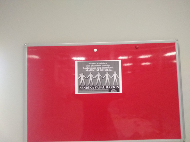 Demirören Medya’da tansiyon yüksek! Güvenliklere sendika afişlerini söktürdüler! - Resim : 1