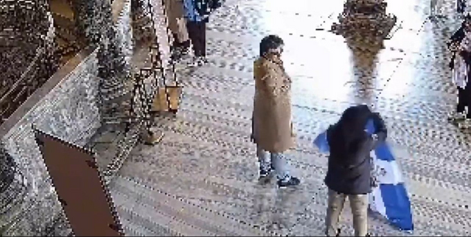 Ayasofya'da bayrak provokasyonu: 2 Yunan turist tutuklandı - Resim : 2