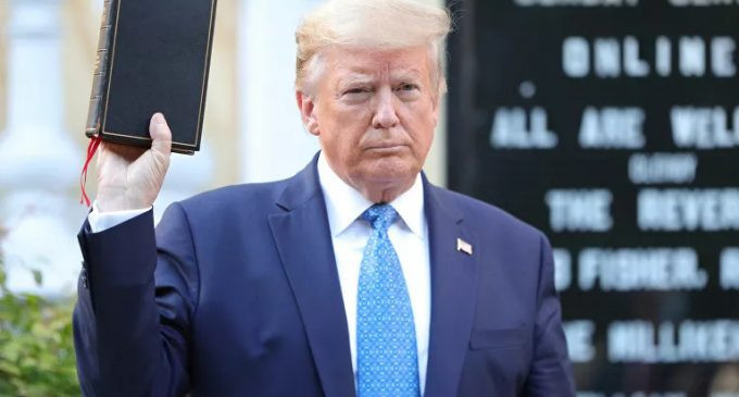 Trump göstericilere meydan okudu! Bu hareketi çok konuşulacak... - Resim : 3