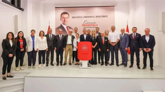 CHP’nin aday ofisinde Atatürk posteri tartışması! - Resim : 2