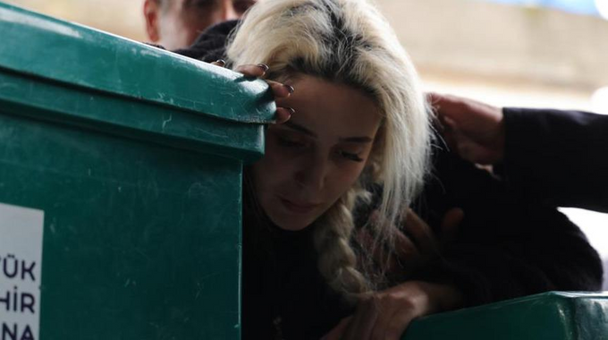 Bir annenin en acı vedası: Fenomen babanın &ouml;ld&uuml;rd&uuml;ğ&uuml; iki kardeş yan yana toprağa verildi - Resim : 2