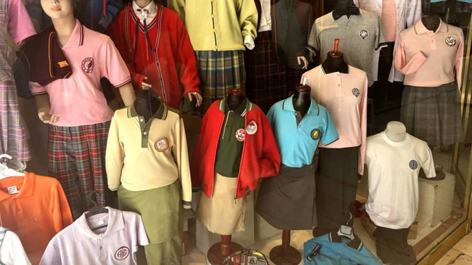 Serbest kıyafet uygulaması kaldırıldı: 20 milyon öğrenci formayla ders başı yapacak - Resim : 1